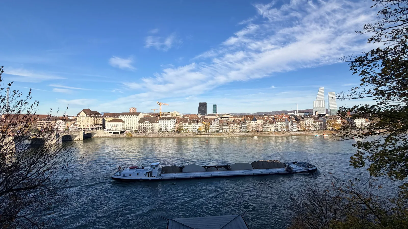 Boot auf dem Rhein in Basel im Sommer