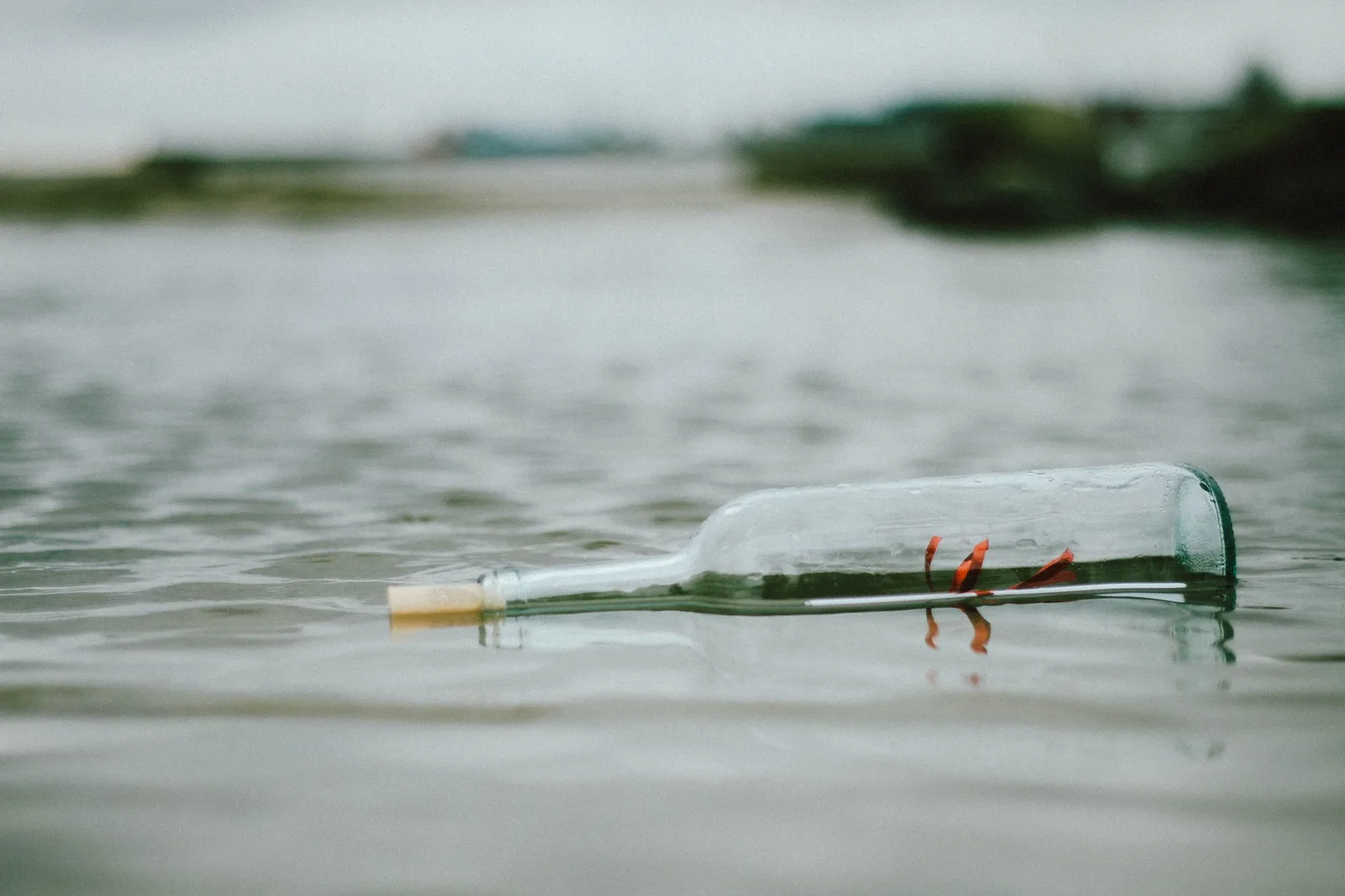 Flaschenpost treibt auf dem Wasser