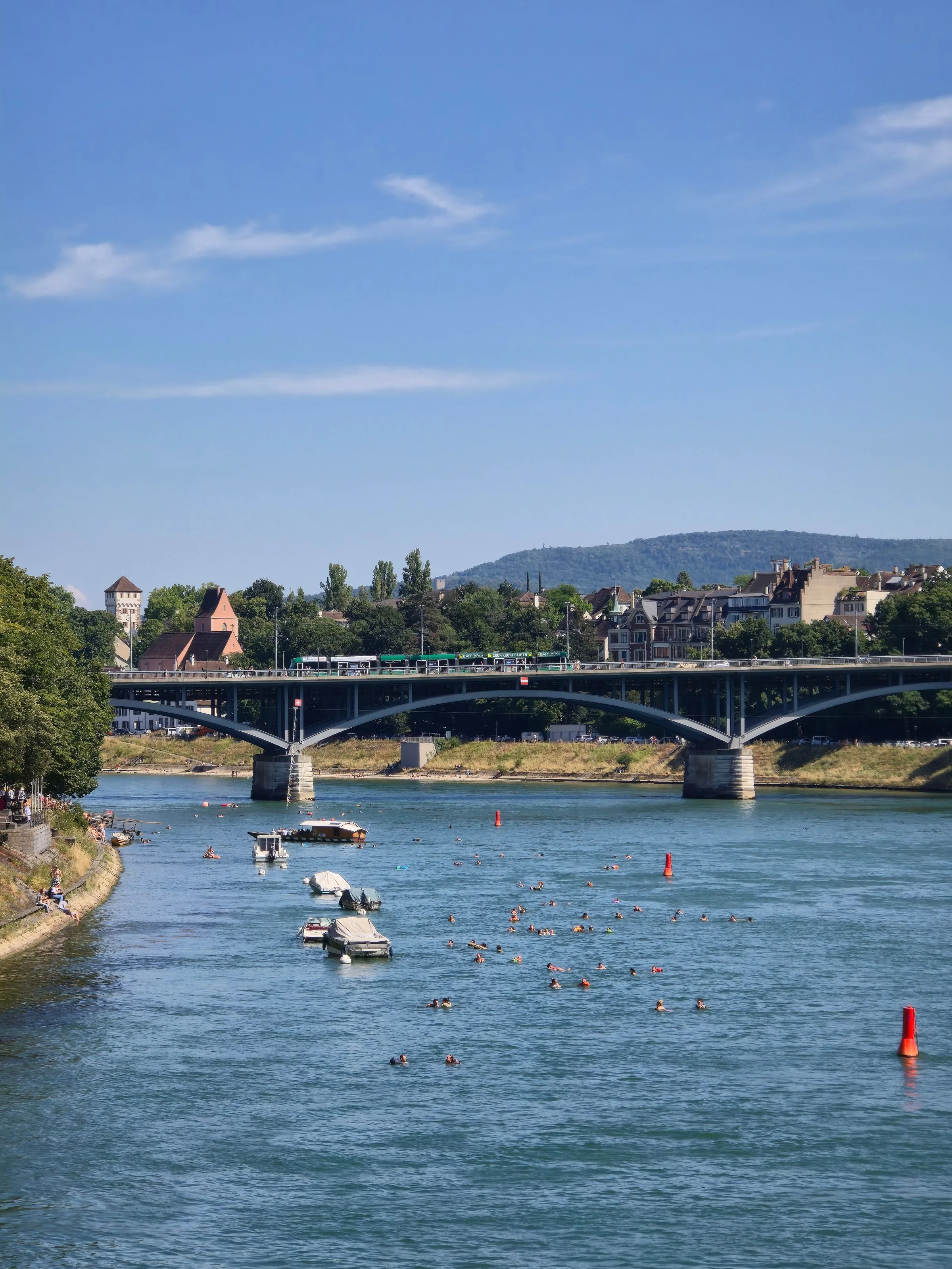 Rheinschwimmen in Basel an einem Sommertag