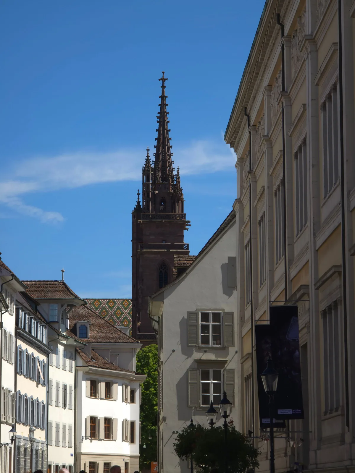 Turm des Basler Münsters vor blauem Himmel