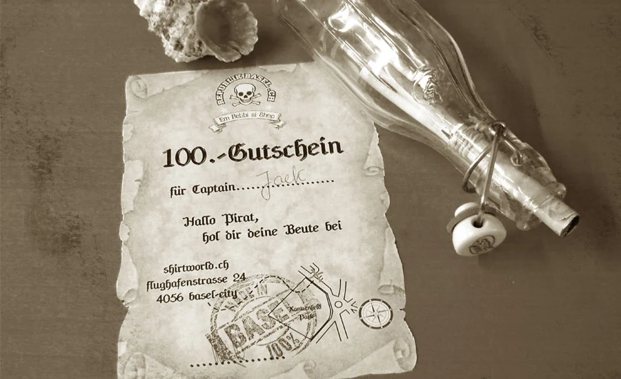 Gutschein über 100 Franken als Flaschenpost mit Glasflasche inszeniert